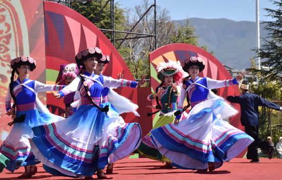 丽水金沙艺术团的舞蹈《幸福家园》。（丽江融媒记者 杨四娟 摄）