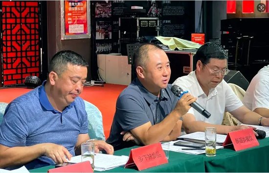 省酸汤产业协会名誉会长、贵州醉苗乡餐饮投资管理有限公司董事长、丁文建(中)