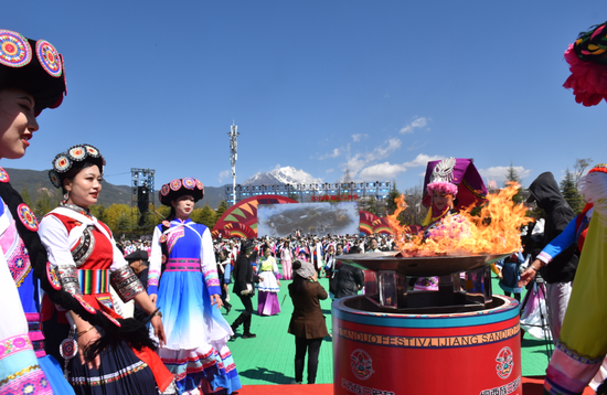 圣火台被点燃。（丽江融媒记者 杨四娟 摄）&nbsp;