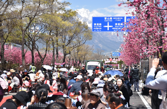 千人长街宴。（丽江融媒记者 杨四娟 摄）