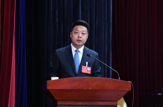 区长高文䘵作政府工作报告。
