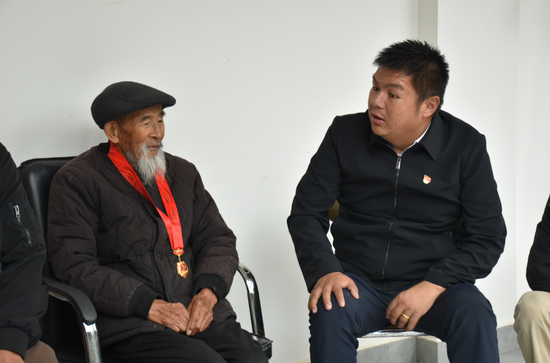 和茂根（右）到老党员家中慰问。（丽江融媒记者 杨四娟 摄）