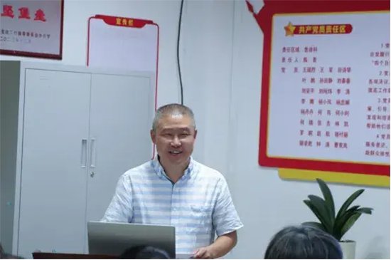 急诊科主任喻安永主持会议