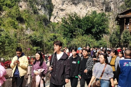 游客在峰林布依游玩