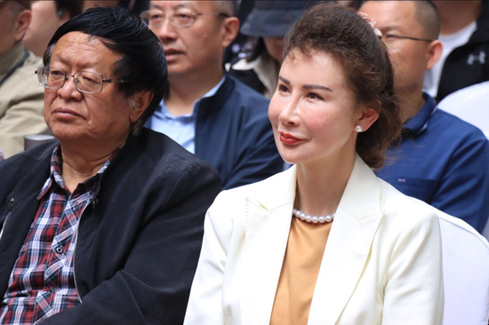 云南省社科院原副院长杨福泉（左）、昆明市文化和旅游局副局长王明瑶