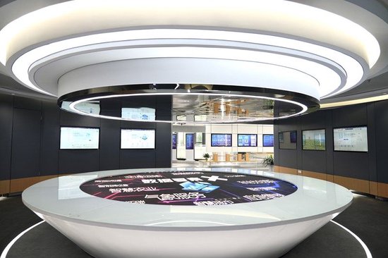 展厅内展示了多个数据专区功能。汪燕摄