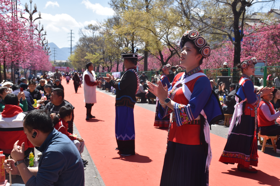 长街宴上的纳西特色歌舞展示。（丽江融媒记者 杨四娟 摄）