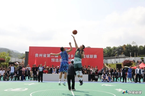 贵州省第二届“美丽乡村”篮球联赛预选赛（水城赛区）隆重开赛。何思鸣 摄