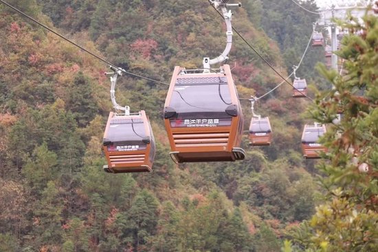 乘坐观光索道，饱览苗家居山之美，奇峰之秀，感受苗家人大山般的胸怀