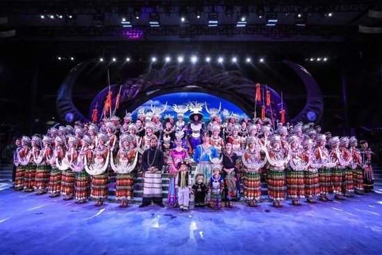 　　大型苗族歌舞晚会《美丽西江》·一台苗族精品歌舞盛宴，可全方位、多触觉地感受到苗族丰富灿烂的歌舞文化
