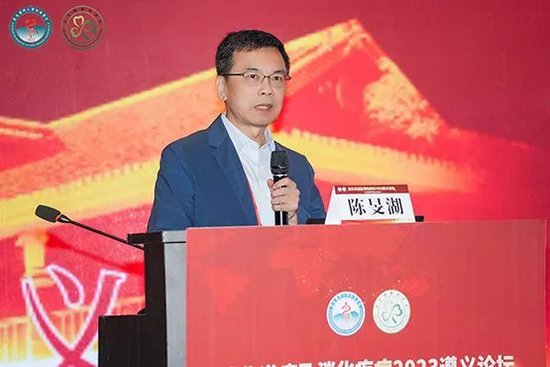 中华医学会消化病学分会主任委员陈旻湖教授做“炎症性肠病临床研究热点问题”的主题报告