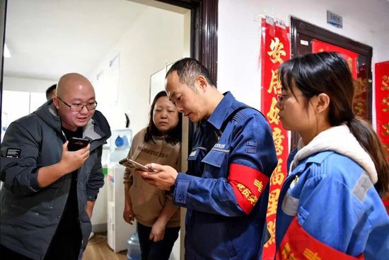 贵阳供电局城南分局工作人员开展用户走访。 李波 摄