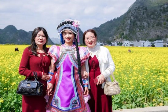游客打卡万峰林油菜花