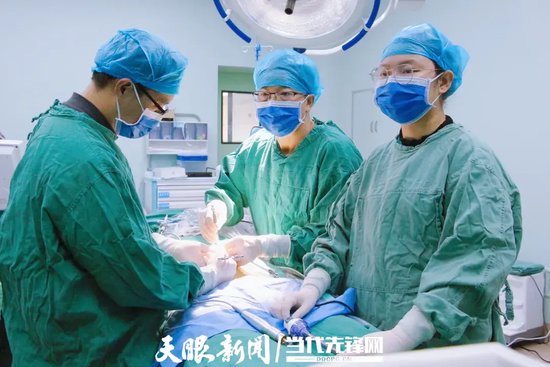 纳雍县人民医院院长赵泽驹（中）在当地开展多例疑难手术