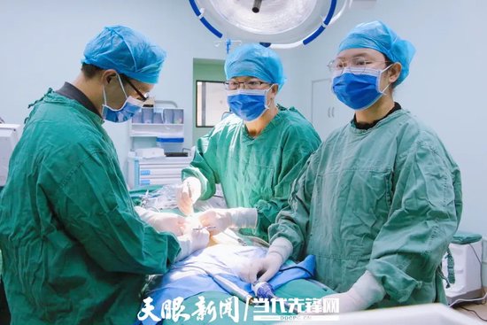 纳雍县人民医院院长赵泽驹(中)在当地开展多例疑难手术