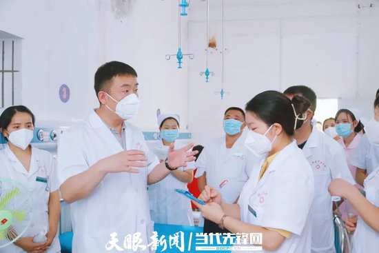 三都自治县人民医院院长傅小云(左二)参加感染科晨交班
