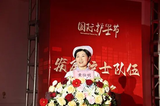 护理部主任黄仕明主持会议