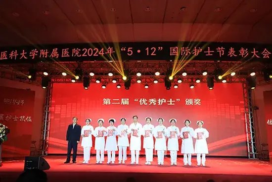 党委书记唐自力为“优秀护士”颁奖