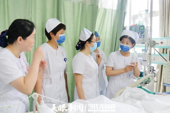 遵义医科大学附属医院护理部主任黄仕明(右一)进行临床危重症患者护理指导。