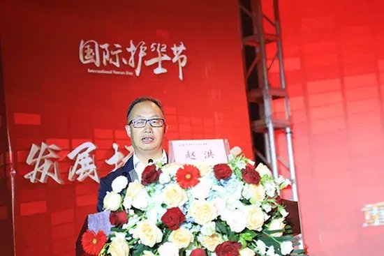 纪委书记赵洪宣读表彰文件