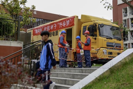 都匀龙里供电局工作人员与龙里中学联合开展考点保供电应急演练。魏洪明 摄