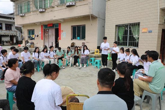 学生与干部群众开坝坝会。韦立立摄