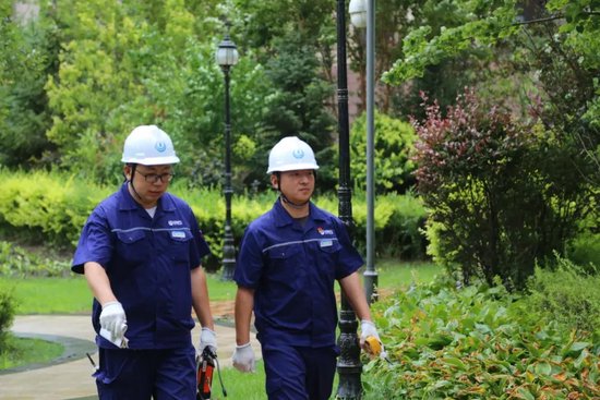 白扬和同事在巡检的路上