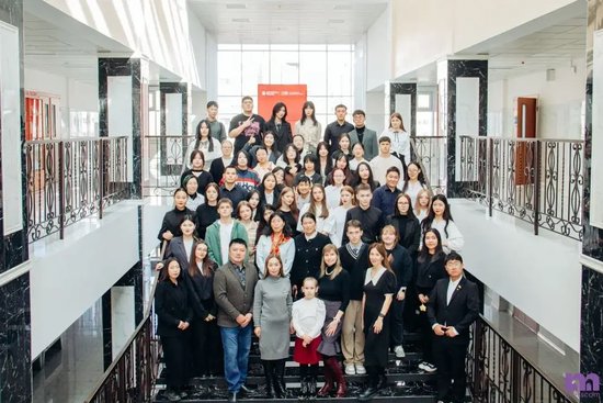 研学团师生与俄罗斯师生合影留念