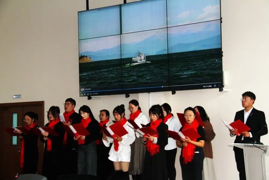研学团朗诵中国古典诗歌,展示中国文化