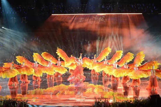 《凤鸣朝阳》舞蹈表演。