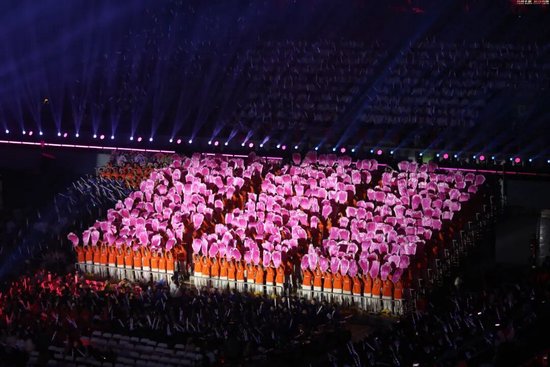 　县（市）区方阵拉歌。