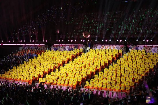 晚会特别设计了互动性极强的拉歌环节。