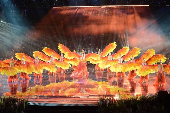 舞蹈《凤鸣朝阳》。