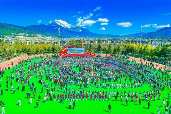 万人打跳现场。（丽江市文化和旅游局 供图）