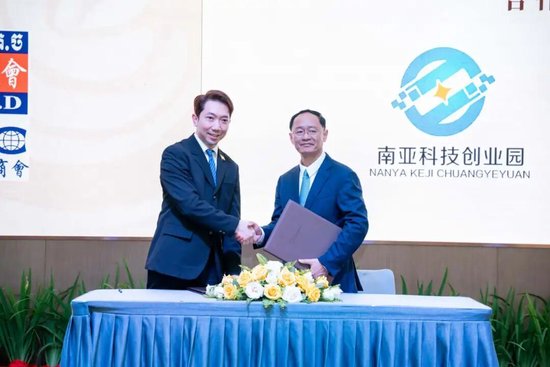 普洱南亚科技创业园投资发展有限公司执行董事杨永睿与柬埔寨Besta集团签署合作协议