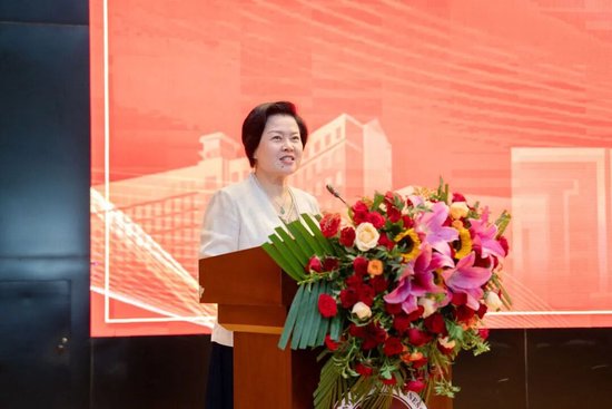 副校长魏小琳宣布决赛启动