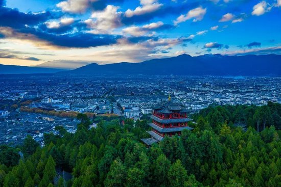 从丽江古城万古楼俯瞰丽江，远山云漫，风光尽收眼底。（资料图）