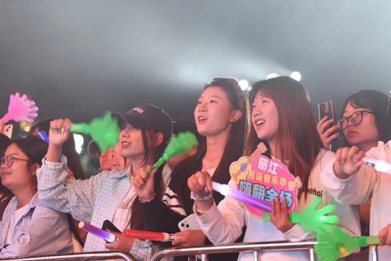 2026丽江民谣音乐季“古城之夜”现场，观众跟着旋律一同歌唱。（图片由丽江融媒记者拍摄）