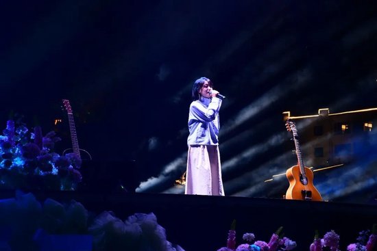 2026丽江民谣音乐季“古城之夜”现场，张大曦登台演唱。（图片由丽江融媒记者拍摄）