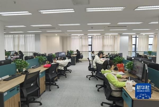 图为贵州咏声动漫科技有限公司的员工在进行后期制作。新华社记者 向定杰 摄