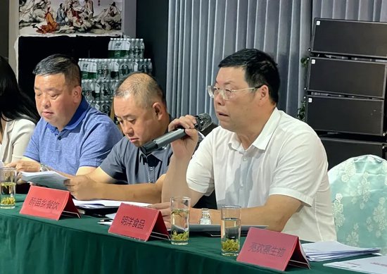 贵州省酸汤产业协会理事长(会长)、麻江县明洋食品有限公司董事长田其明(右一)