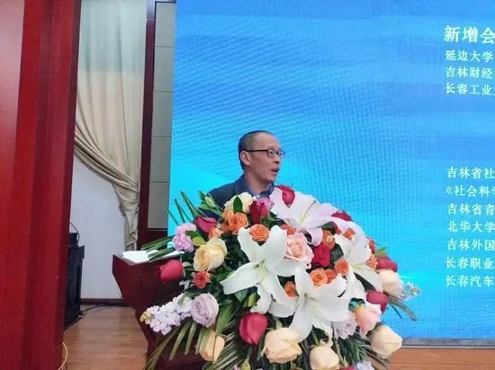 吉林省传播学会秘书长王健宣读学会新增人员名单