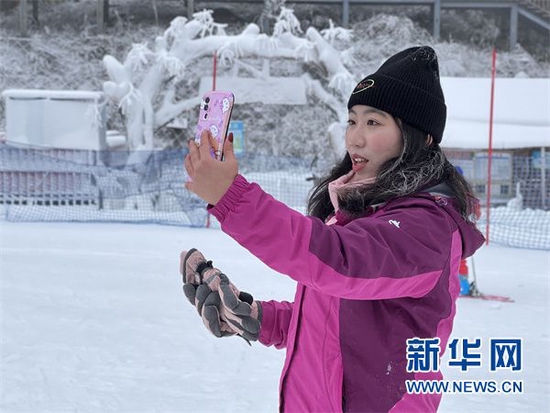 滑雪场内，参与体验的学生以直播的方式分享滑雪体验过程。新华网 蔡连素 摄