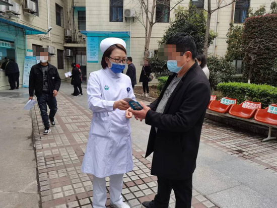 向患者讲解传染病相关健康知识