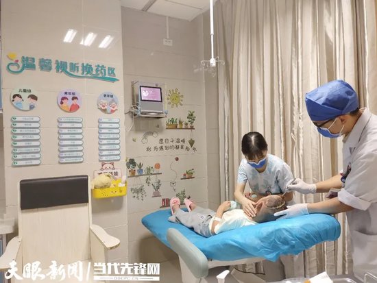 神经外科一病区创新打造温馨舒适换药区,缓解患者换药时的紧张、焦虑情绪。