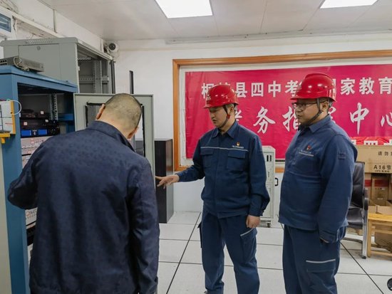 遵义桐梓供电局党员服务队到桐梓县第四中学高考考点，提前协助学校排查配电室、考务指挥中心、发电机房等用电设施情况，确保高考期间安全稳定运行。赵柳青 摄