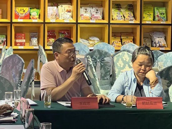 贵州食品工程职业学院黔菜学院副院长王应忠(左一)