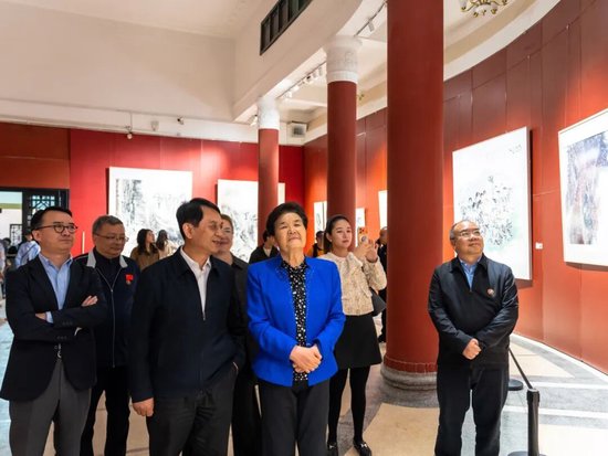 与会领导、嘉宾参观师生作品展