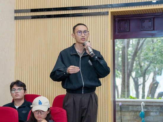 同学们积极向夏佳文院士提问