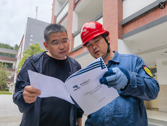 南方电网贵州贵阳小河供电局工作人员按照高考保供电方案到辖区高考考点对考点广播室、监控室、配电房等用电设备进行了细致排查。刘微&nbsp;彭朝辉 摄